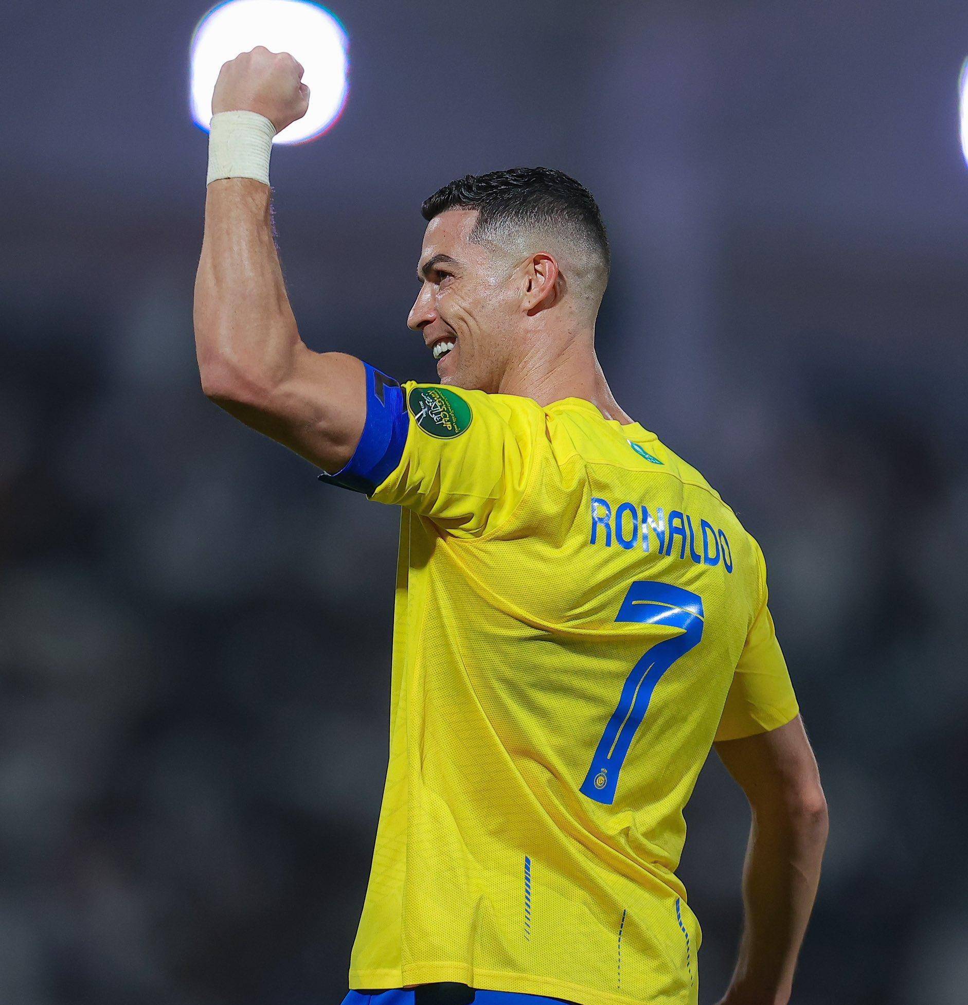 足球比赛中如何保持体能？