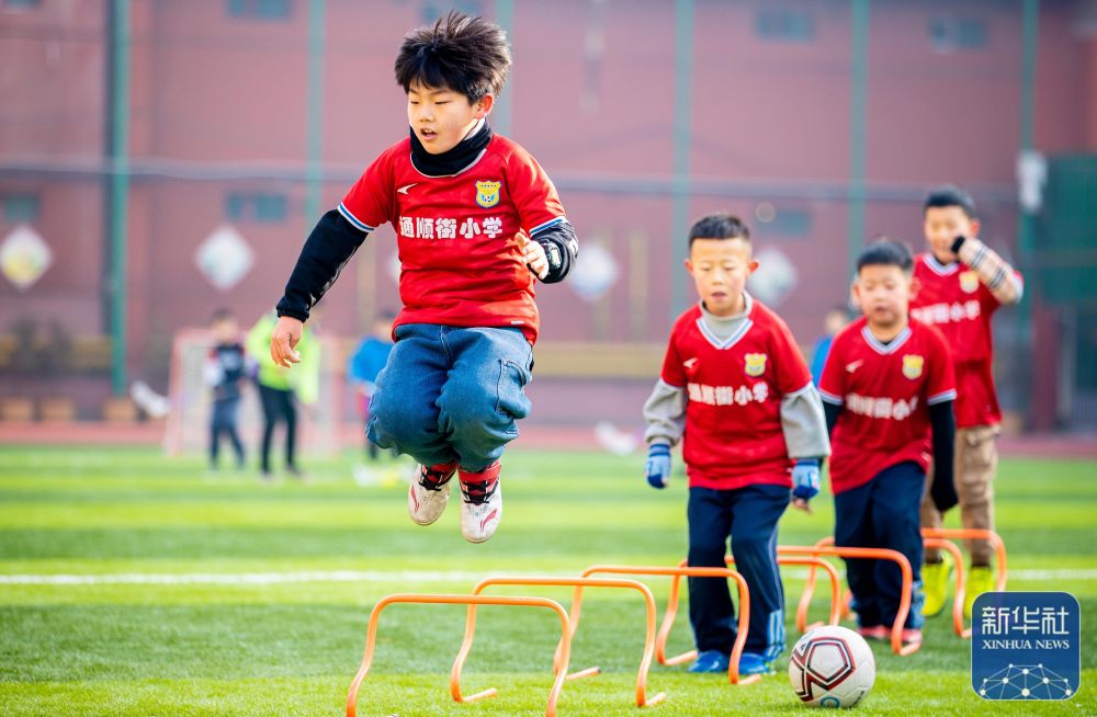 詹姆斯谈湖人防守：我们必须快速回防，限制对手的突破